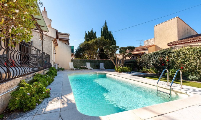 Port-Saint-Louis-du-Rhone Bed & Breakfast | Bed and Breakfast 'Salamandre Chambre D'hote' with Shared Pool, Wi-Fi and Air Conditioning