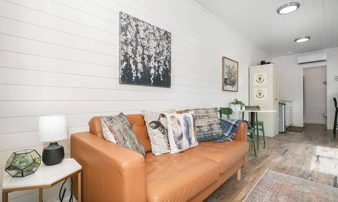 Fredericksburg Cottage | Bee at the Hive, 1/1 | Private Hot Tub | Gas Fire Pit | Cornhole