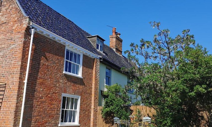 Beccles House | Beehive Cottage