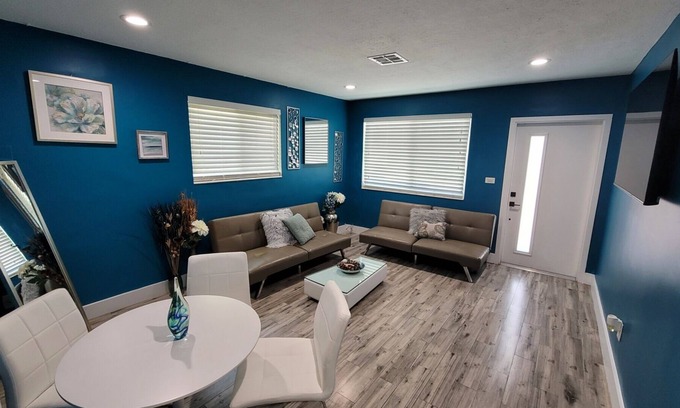 Biscayne Park House | Bella & Benito Casa
