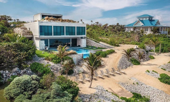 East End House | Bella Rocca: Ultra-Luxe Estate w/Pool and Spa, Sunken Fire Pit and Designer Inte