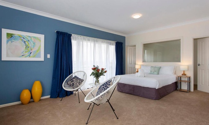 Hamilton Hill Villa | Bella Vista Townhouse with Views