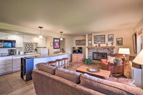 Bend Apartment | Bend Condo with Deck, Resort-Style Amenities and Views