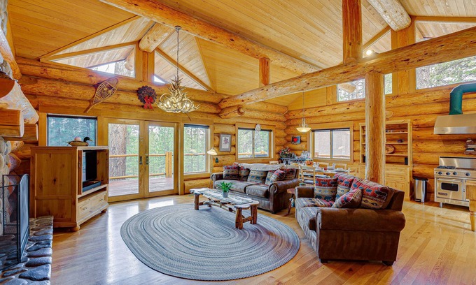 Sunriver Cabin | Bend Getaway with Cozy Fireplace