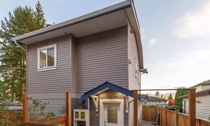 Port Coquitlam House | Benjie’s Cozy Coach House