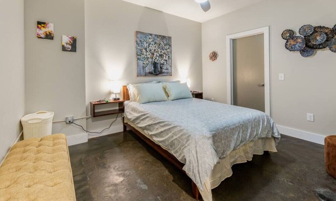 Roanoke Apartment | BEST LOCATION IN ♥ of Downtown ♛ Queen Bed