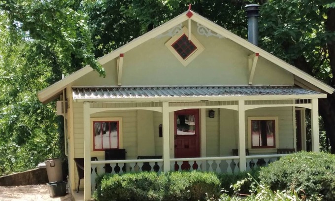 Eureka Springs Historic District Cottage | Best Location in Heart of Eureka Springs with a view - 2 BR Little Chateau