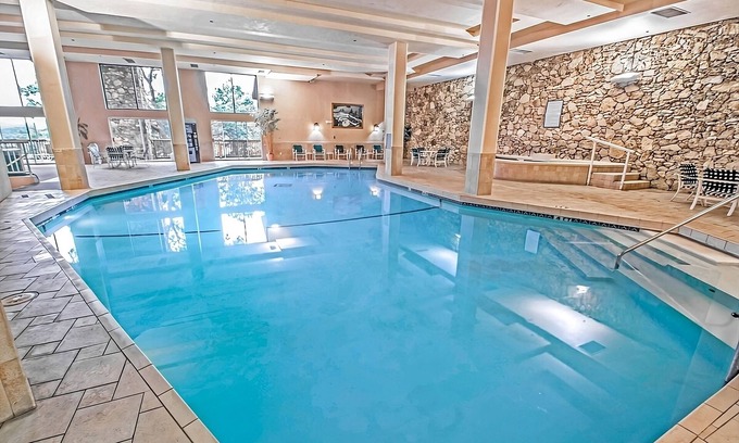 Osage Beach Hotel | Best Place to Stay in Missouri! 3 Relaxing Units, Pool, Free Parking, Lakeview