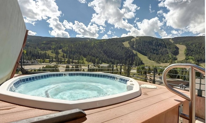 Mountain House Hotel | Best Place to Unwind! 3 Modern Units, Jacuzzi, Free Shuttle and Breakfast!