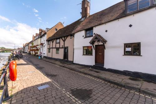Bewdley House | Bewdley River Cottage - Free private gated parking for 2 cars - River front location