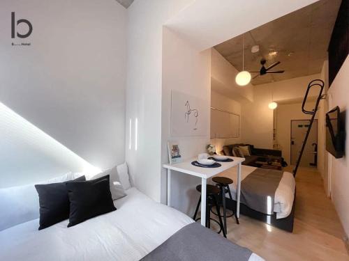 Hiroshima City Centre Apartment | bHOTEL Nekoyard - Loft Studio Close to Peace Park & City Sights