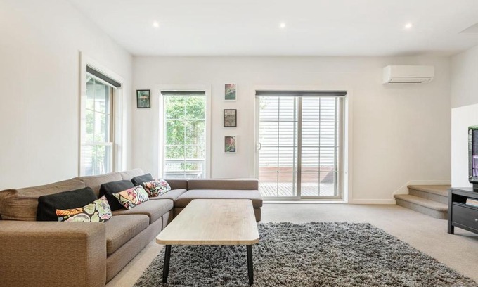 Port Melbourne House | Big Blue - A Sunny Escape near Port Melbourne Beach
