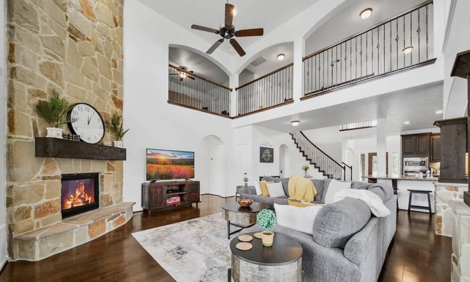 College Park House | BIG Family Getaway📍The Woodlands Open floor plan 🎬🎱🏓 Gated Community SLPS 18