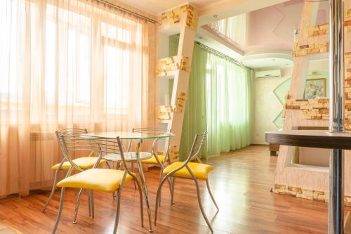 Pozniaky Apartment | Big studio apartment near River Mall