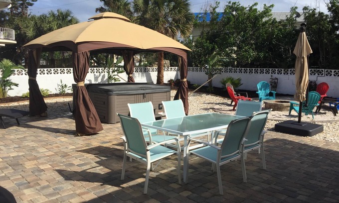 Madeira Villa Madeira Villa House | BIG SURF - Very large Beach Home with Hot Tub — 5 Star Rated !