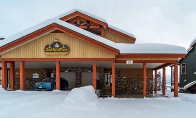 Snow Pine Estates Ski Chalet | Big White Beauty! Sleeps 8. Ski in/Ski out Chalet with Private Hot Tub.