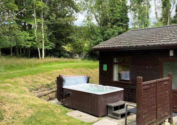 Newton Stewart Ski Chalet | Birch Lodge 18 with Hot Tub