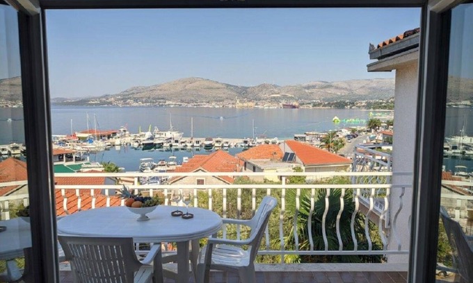 Okrug Gornji Apartment | Biserka - 50 m From Beach - A6