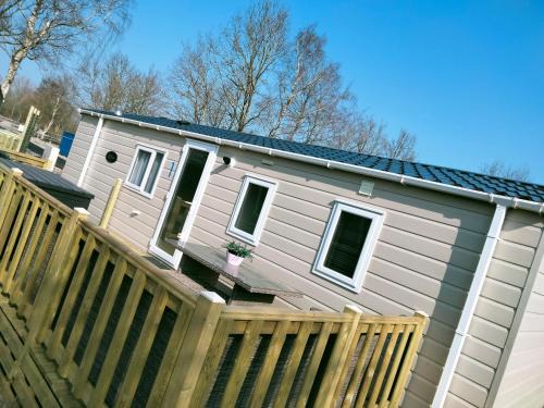 Lauwersoog Ski Chalet | BJ Chalets - De Rug 1 - Vakantiepark Lauwersoog - LUXE chalet met vaatwasser! Vroege incheck!