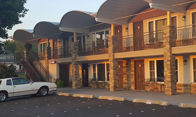 Wisconsin Dells Hotel | Black Hawk Motel and Suites