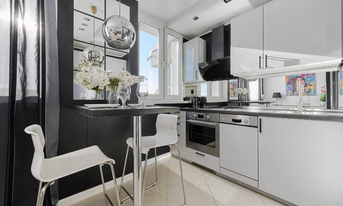 Fabryczna Apartment | Black & White Studio by Renters