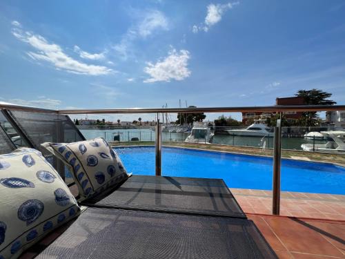 Santa Margarida Apartment | BLAU Apartamento frente a los canales y las puestas de sol de Roses