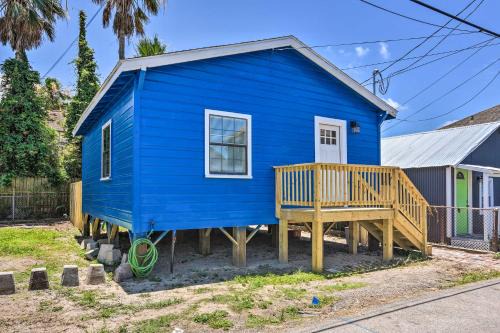 San Jacinto House | Blue Dolphin Cottage Walk to Galveston Seawall!