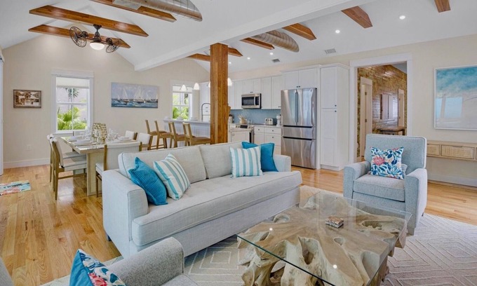 Downtown House | *BLUE HERON'S HIDEOUT @ OLD TOWN* Newly Renovated Home & Pool + LAST KEY SERVI