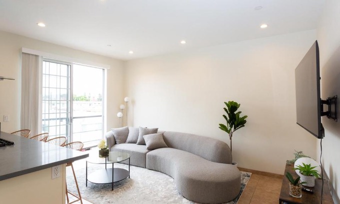 East Hollywood Apartment | Blue Palm Hollywood Hills 3 Bedroom Penthouse