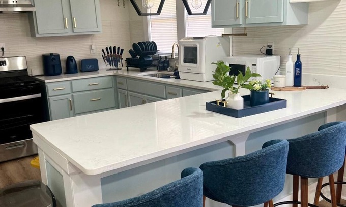 Vollintine-Evergreen House | Bluebell Bliss - Midtown Retreat- 4mi to Downtown