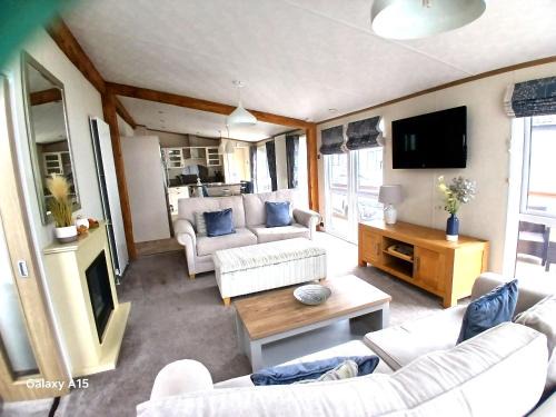 Skegness Resort | Bluebell Luxury 2 Bedroom Lodge perfect couples escape at Southview with pond view