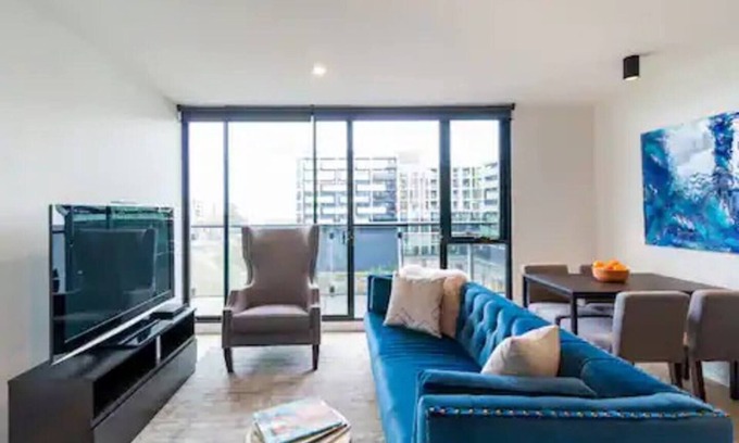 Abbotsford Apartment | Bluebird Beacon Discover a Chic River Lookout