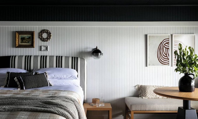 Ocean Point Hotel | Bluebird Ocean Point Inn | Oceanfront Deluxe King w/Porch | Private Beach