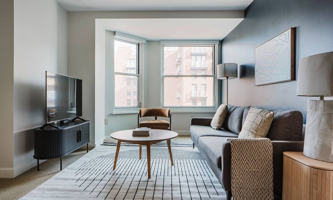 Penn Quarter Apartment | Blueground | Penn Quarter, pool & AC, nr museums