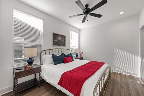 Lafayette Apartment | Blues House King Bed Full Kitchen Fast WiFi