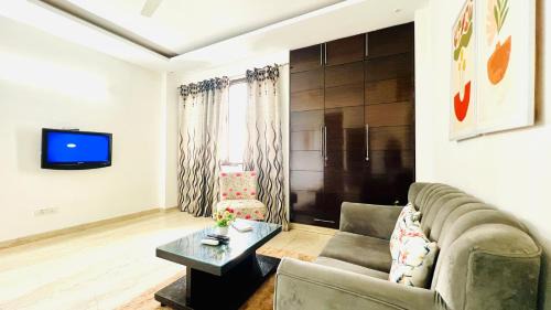 Defence Colony Apartment | BluO 1BHK Defence Colony Mkt - Balcony, Parking