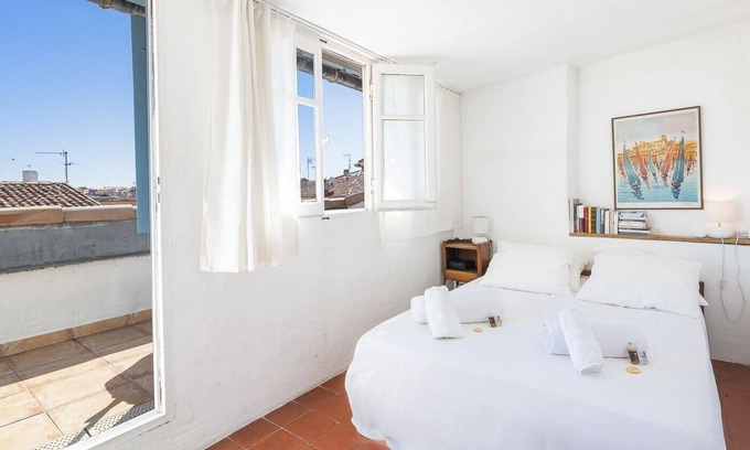 Antibes Old Town Apartment | BNB RENTING Atypical condo in rue Fourmillière