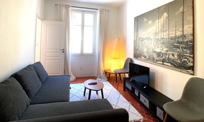 Antibes Old Town Apartment | BNB RENTING Atypical condo in rue Fourmillière