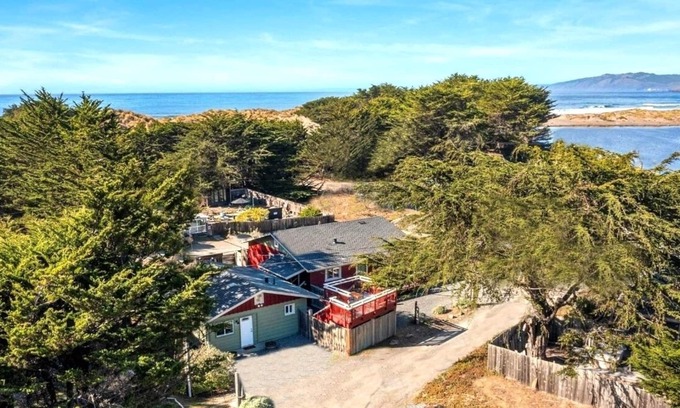 Salmon Creek House | BodegaBreeze~Serene Coastal Home+Studio -Bodega Bay,Walk to Beach/HotTub/WiFi