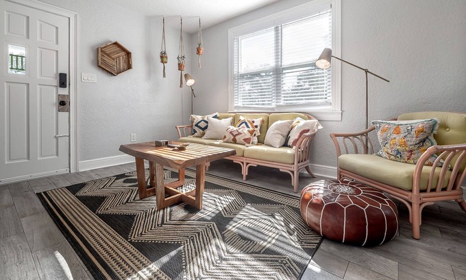 Riverside Heights House | "Boho Bungalow" - Fenced In|Fire Pit|Grill