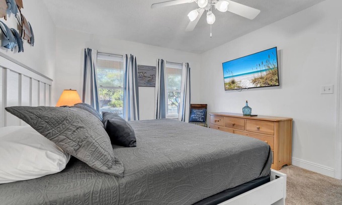 Crystal Beach Cottage | Booking fall No crowds Front porch and enclosed back deckn1k 2 twins Sleeps 4