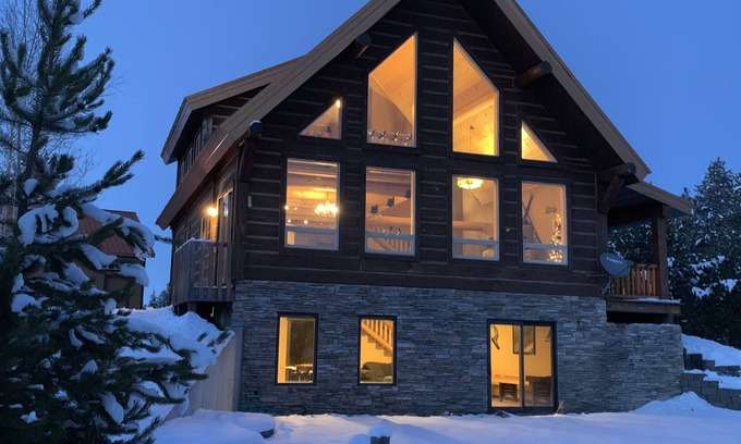 Donnelly Cabin | Borders Forest, Radiant heat, Mtn Views, WiFi, EV charger