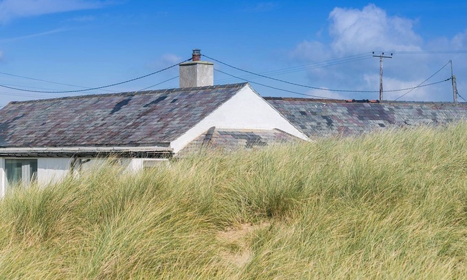 Ty Croes Cottage | Borth Bach - an on the beach that sleeps 4 guests in 2 bedrooms