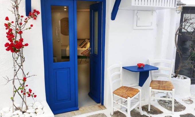Little Venice Apartment | Bougainvillea Cave Suite - Old Town