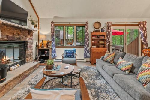 Lake Harmony House | Boulder Pointe by AvantStay Deck Forest Views Boulder Lake Club Passes