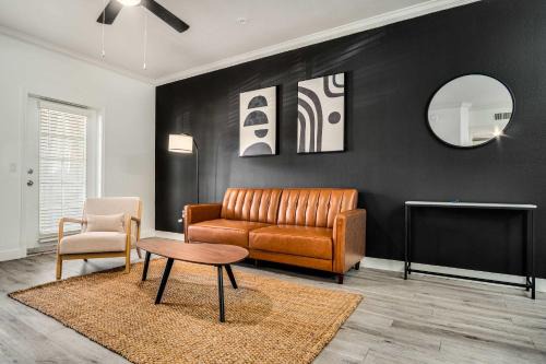 Chandler Apartment | Boulevard Stays Quiet Modern 1BR Pickleball Pool Parking Gym 04
