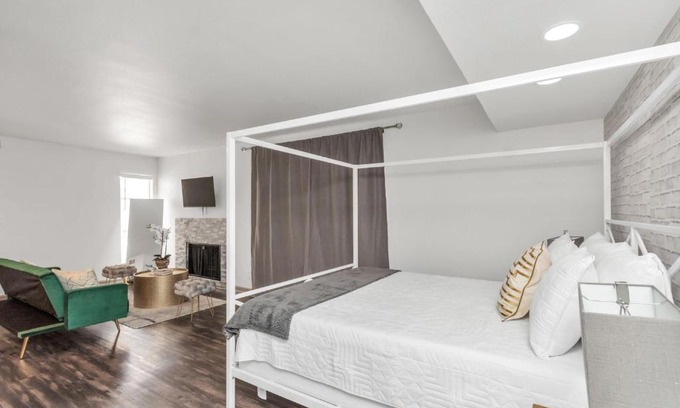 Astrodome Apartment | Boutique Oasis Smart Hub with Free Parking, Pool, Gym