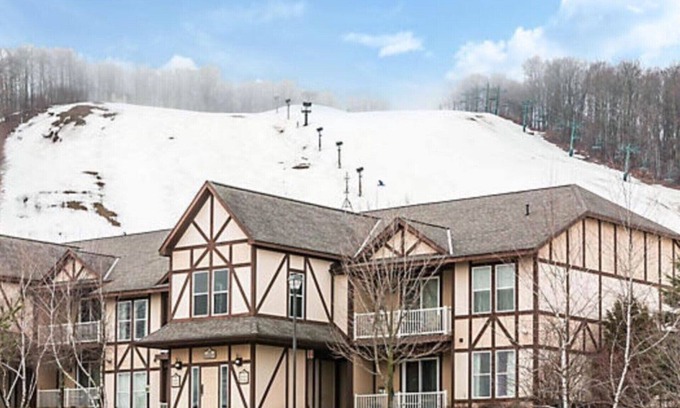 Boyne Falls Villa | Boyne Mountain 1 BR Condo Full Kitchen, in-unit washer/dryer, fireplace A1