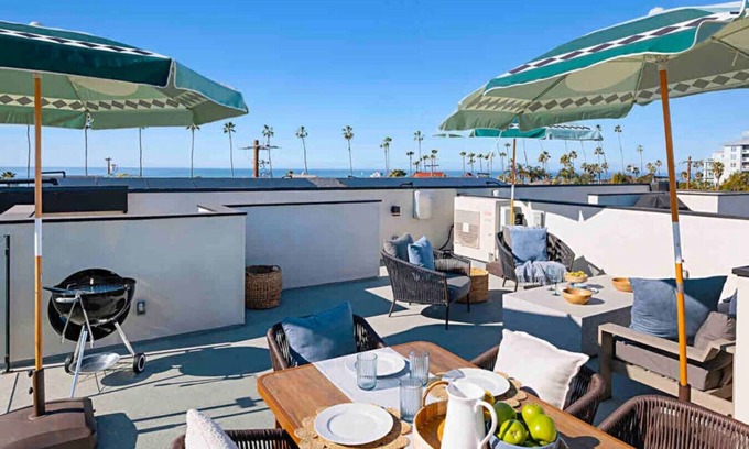 Townsite Villa | Brand New Beach House! Fun, Stroll to Downtown, Steps to Beach