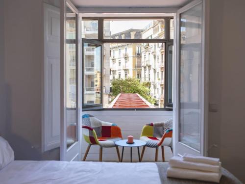 Old Town Apartment | Bravissimo Rambla Eiffel Bridge 2